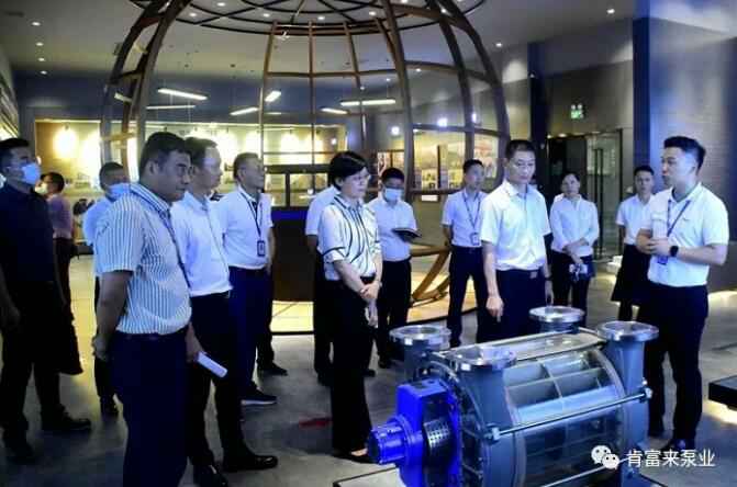 公司董事长、总经理陈迪(右一)向李军区长(右二)一行介绍开云kaiyun官方版在线登录入口-开云(中国)产品